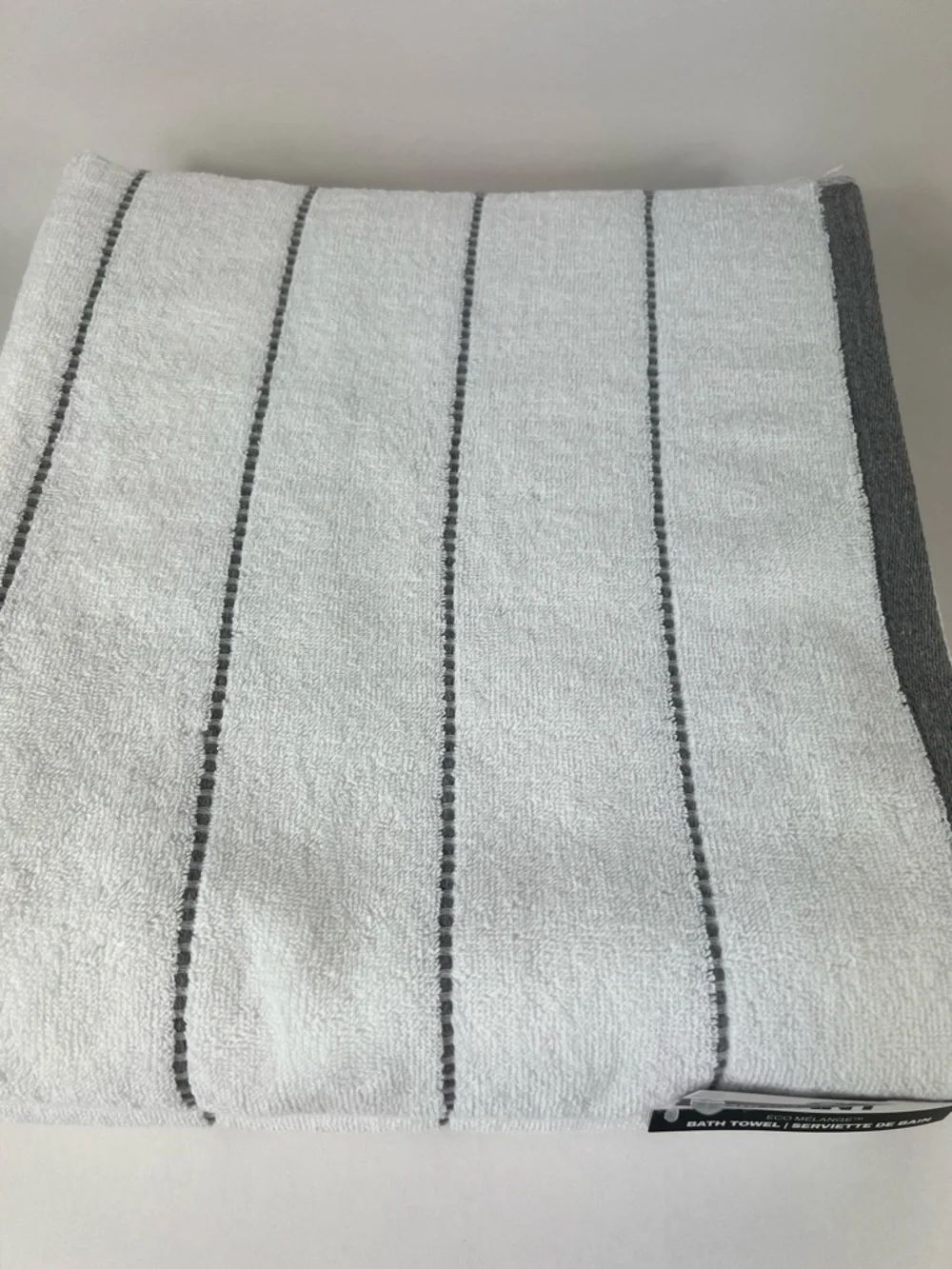 DKNY Bath Towels Eco-melange White Gray Plush Cotton Absorbent Set of 2 NEW